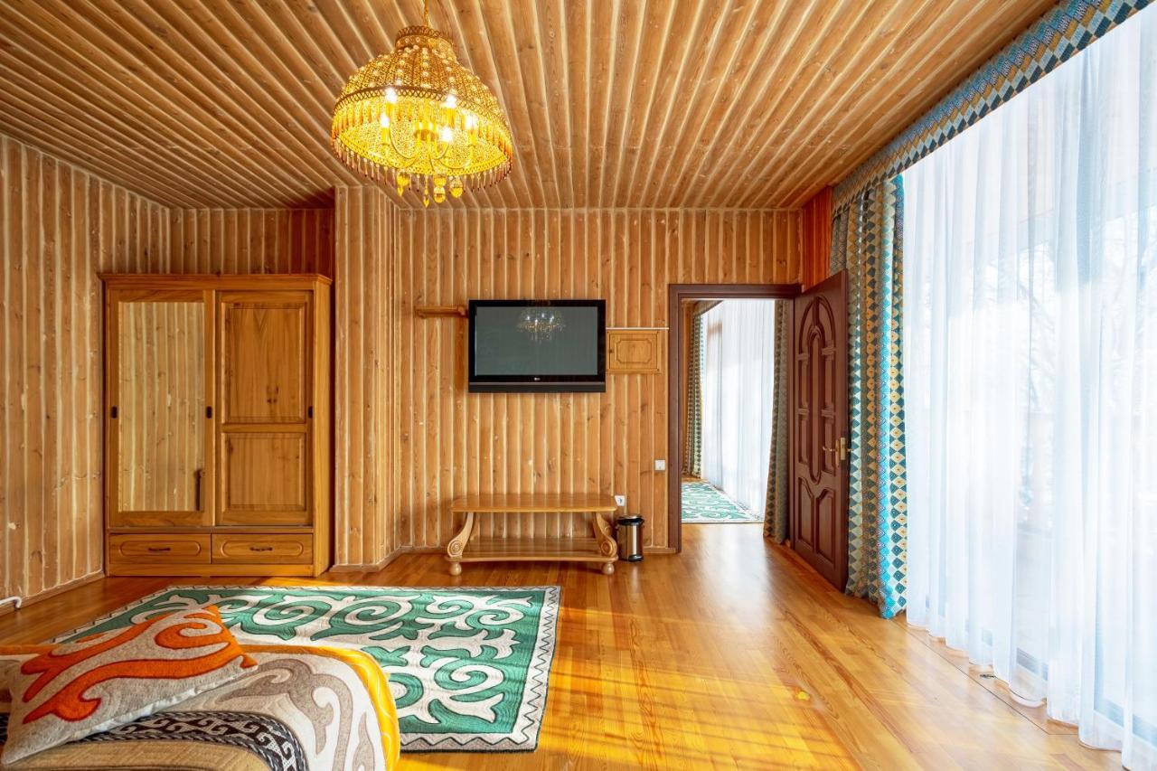 Navat Hotel Bishkek Exteriör bild