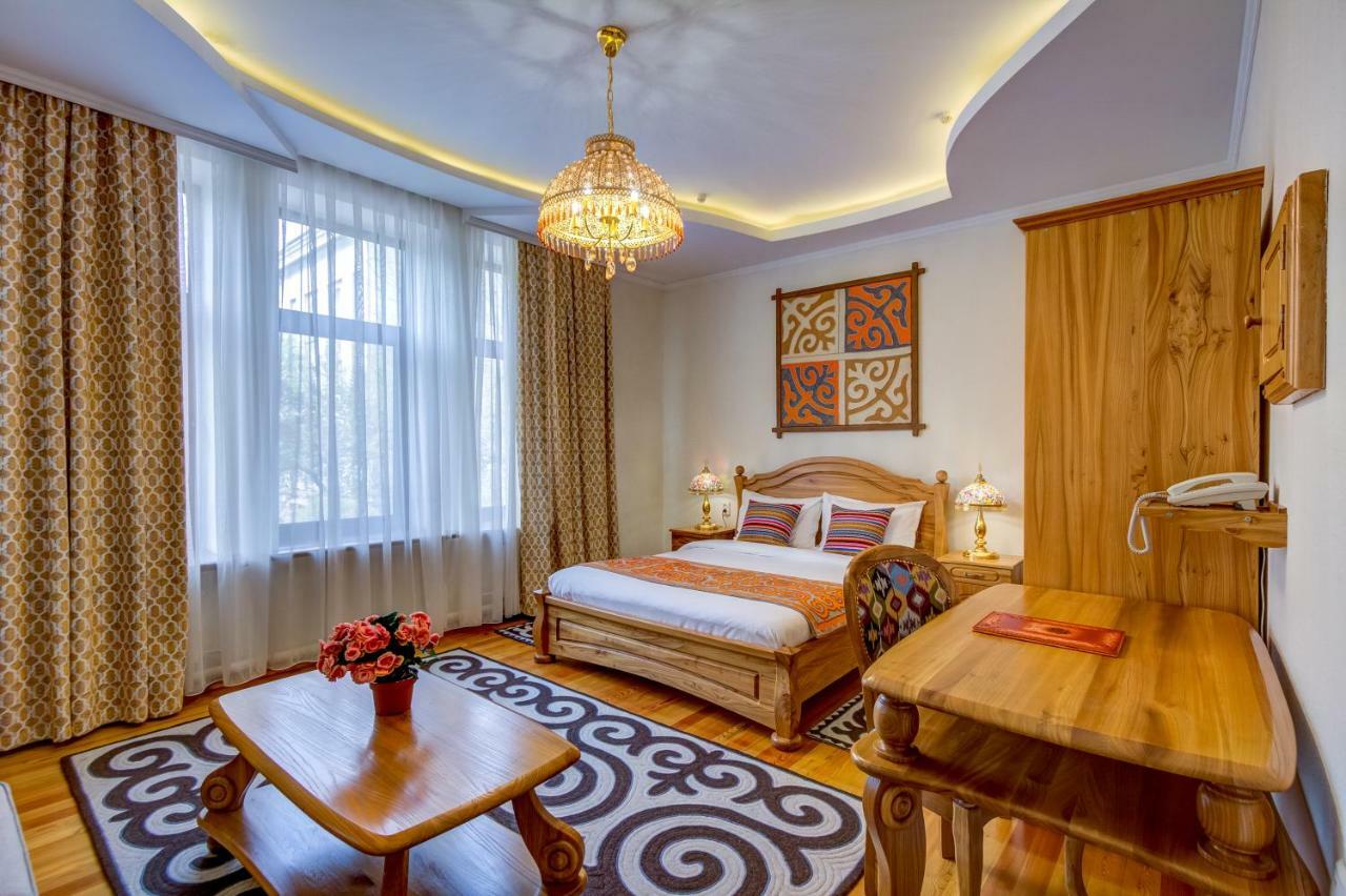 Navat Hotel Bishkek Exteriör bild