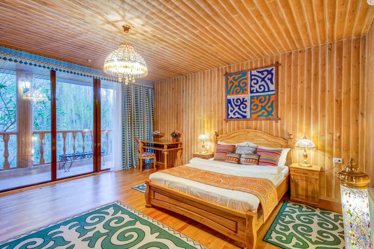 Navat Hotel Bishkek Exteriör bild