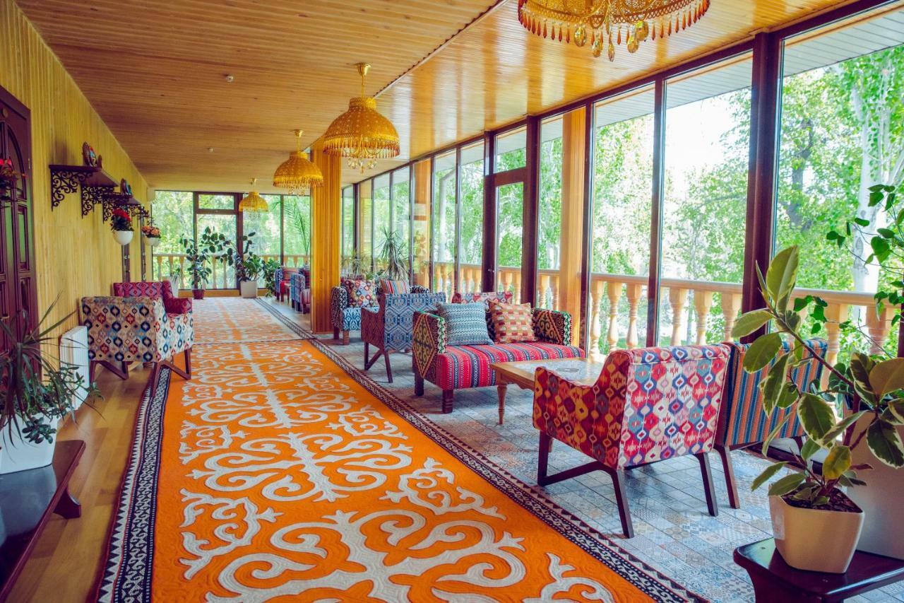 Navat Hotel Bishkek Exteriör bild