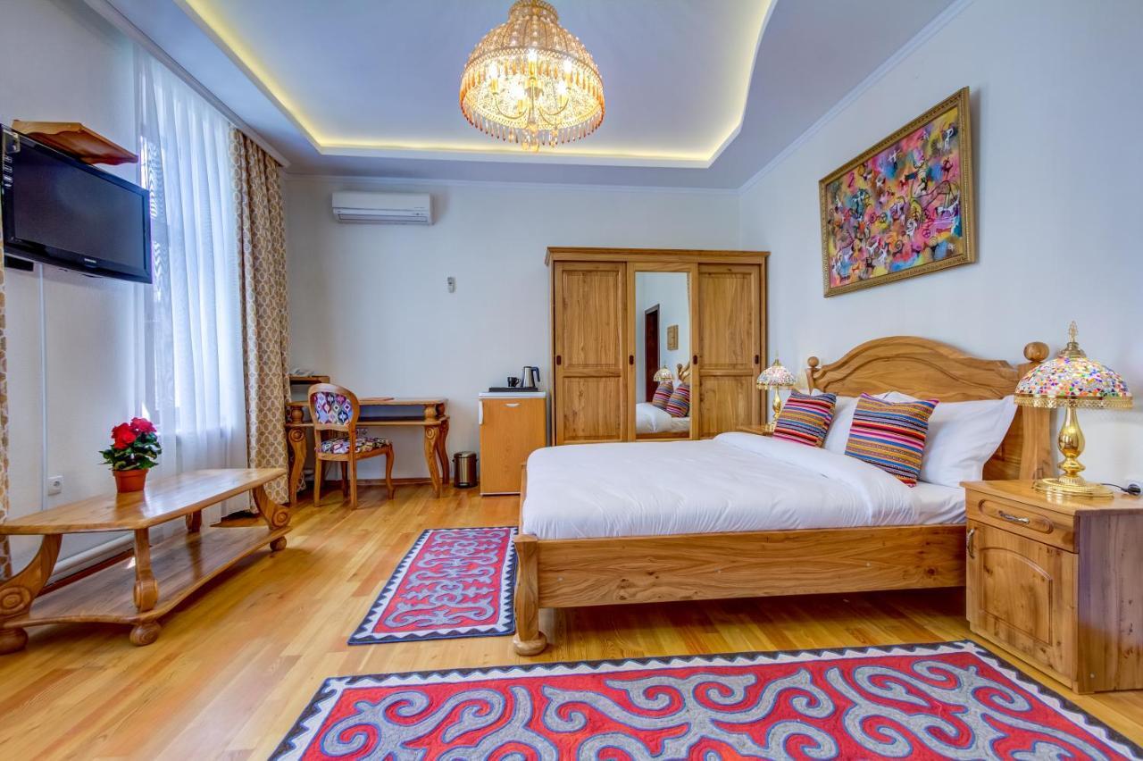 Navat Hotel Bishkek Exteriör bild