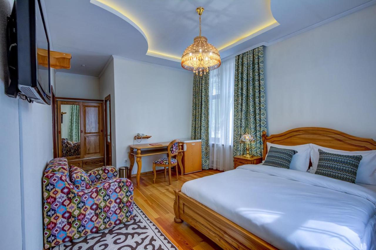 Navat Hotel Bishkek Exteriör bild