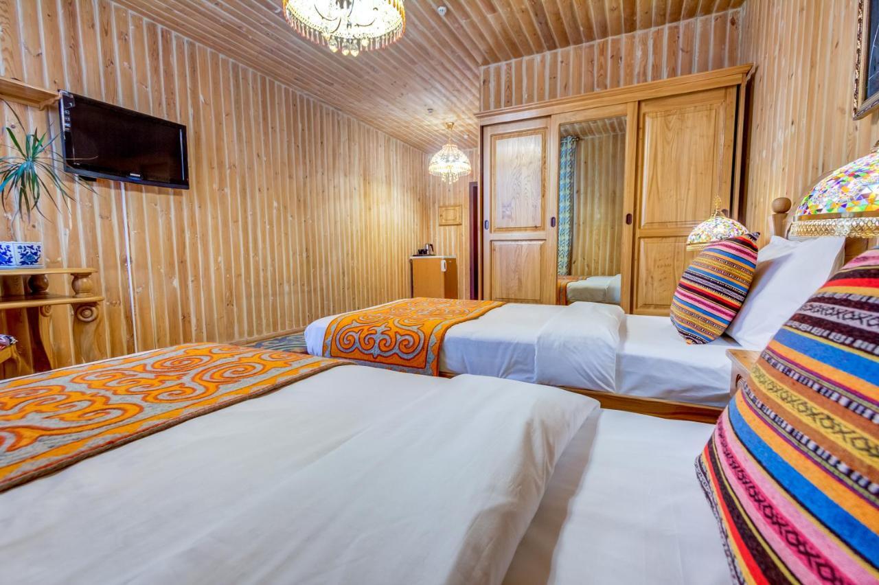Navat Hotel Bishkek Exteriör bild