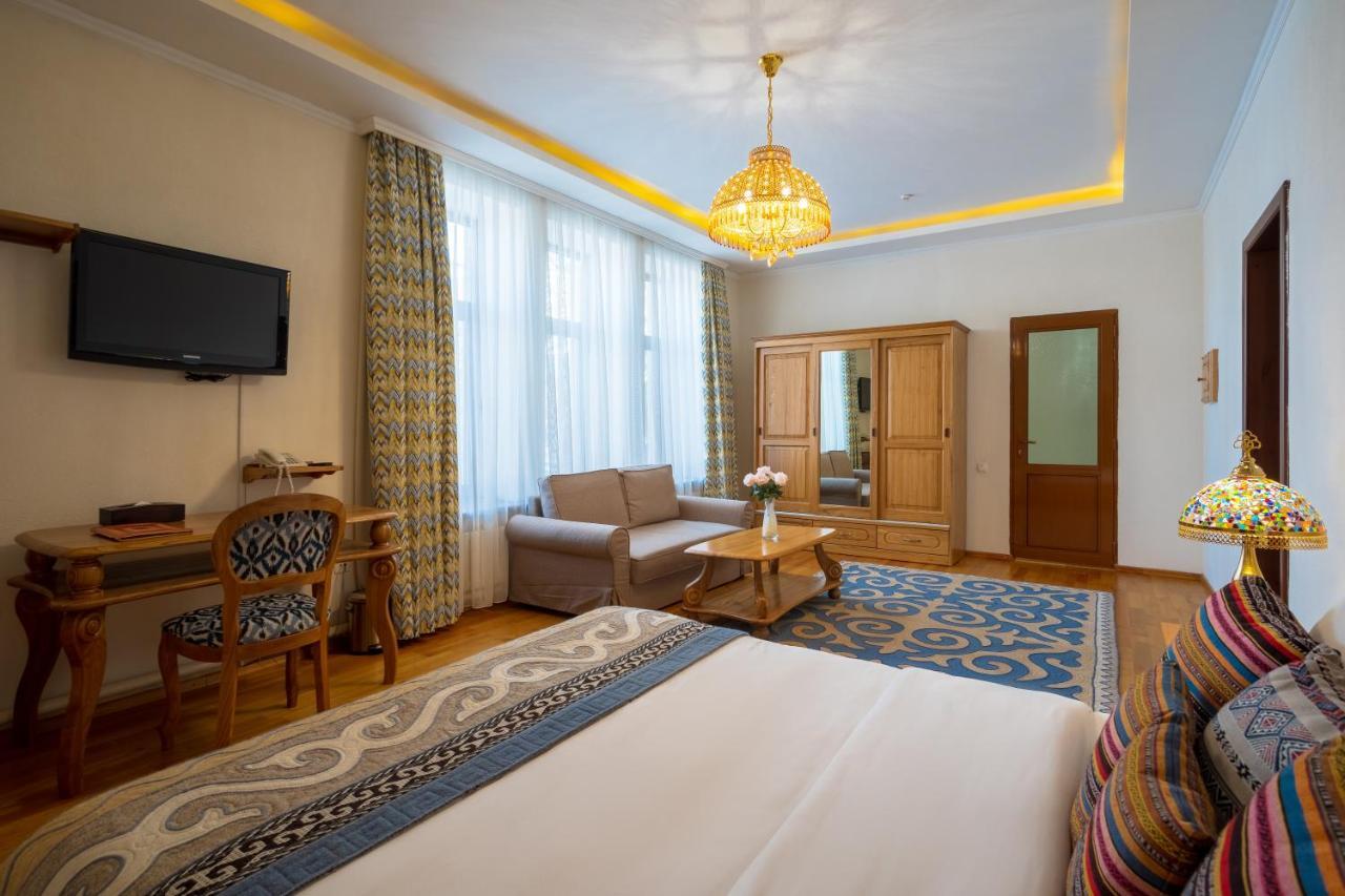 Navat Hotel Bishkek Exteriör bild