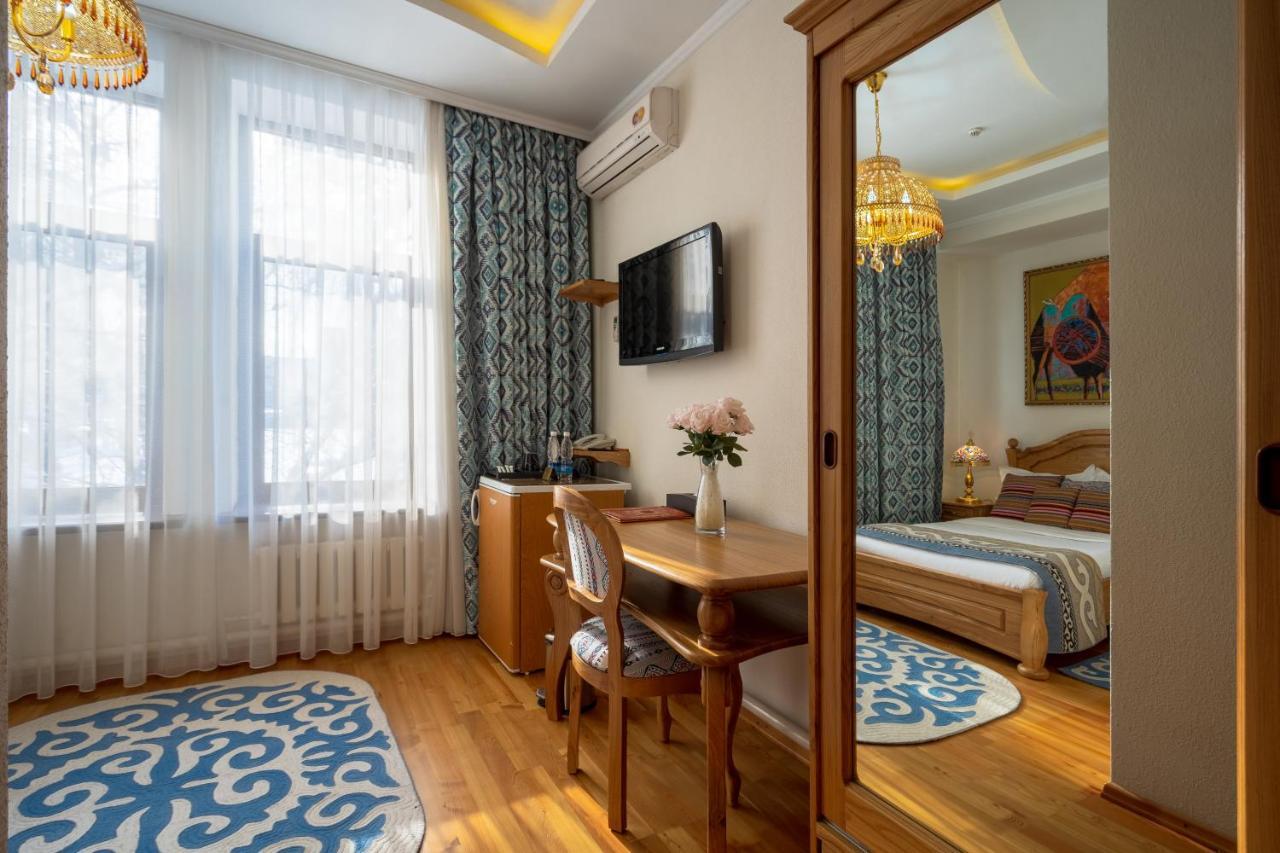 Navat Hotel Bishkek Exteriör bild